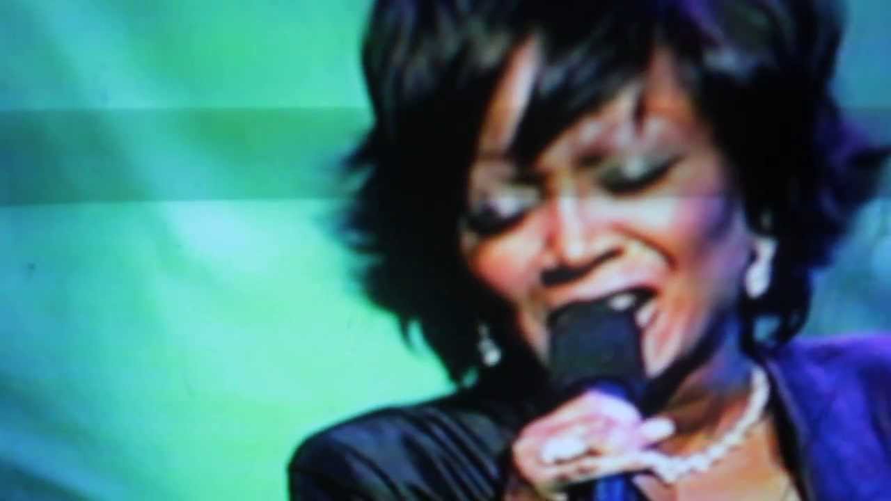 PATTI LABELLE NEW SONG BET HONORS 2014  STAND BY YOU !!! singing with her shoe off 2013 november