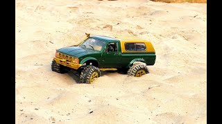 RC Toyota Hilux  im Wüstengebirge,RC Toyota Hilux  в пустынных горах ,RC Toyota in desert mountains