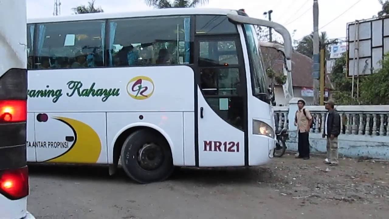 Bus GR Keluar Dari Terminal Sidareja Pada Arus Balik Lebaran 2012