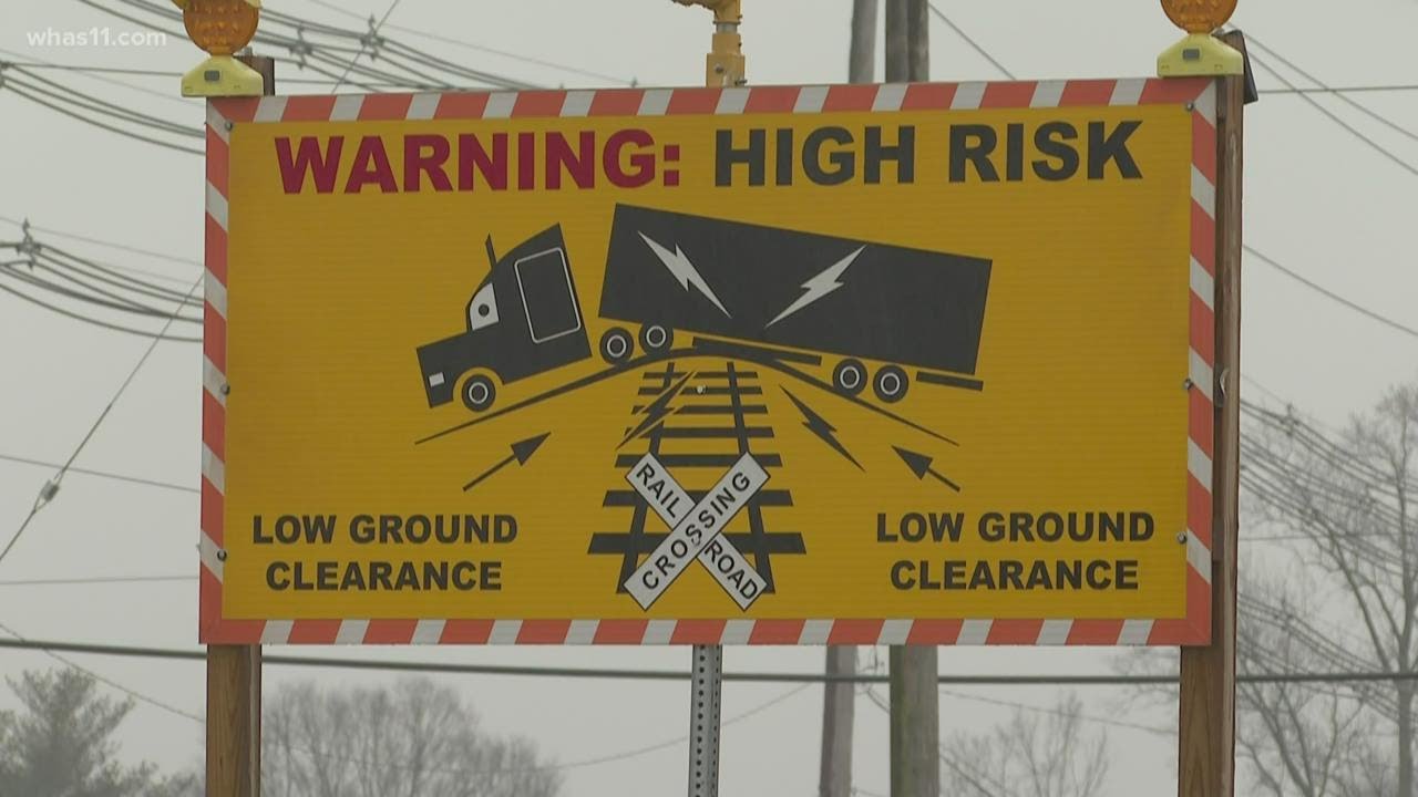 Video shows moments train plows into semi on Oldham County railroad ...