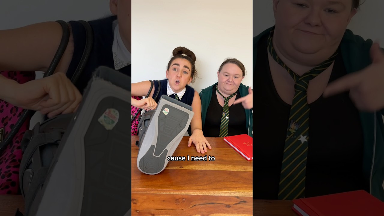The apple sticker is a paid actor 🙂‍↕️🍏👏 #comedyskit #schoolbelike #friendshiphumor