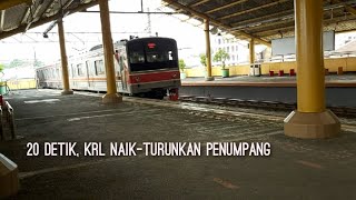 (20 DETIK) KRL BERHENTI NAIK-TURUNKAN PENUMPANG di Stasiun Gondangdia