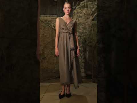 Vestido envelope mídi em pied-de-poule com micro bordados dourados