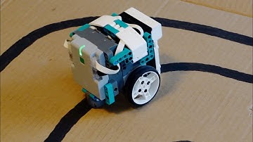 Line following robot Lego Technic PoweredUp Hub + PyBricks.com