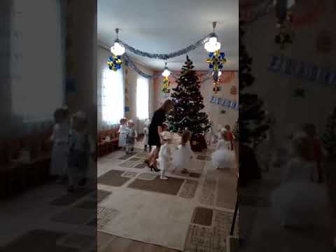 Танок Круг ялинки малюки яслі