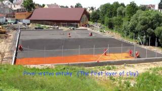 Stavba tenisových kurtů. Tennis Courts Construction. Turnov.wmv(Stavba čtyř tenisových kurtů s antukovým povrchem v Turnově. The construction of four tennis courts with clay in town Turnov, Czech Republic. 網球場建設,圖爾 ..., 2011-09-17T12:28:34.000Z)