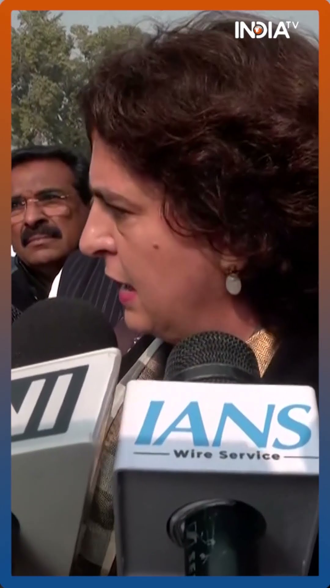 Priyanka Gandhi ने Army HQ से 1971 war photograph हटाने पर BJP को घेरा #shorts #vijaydiwas