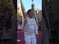 Charles Berling, virevoltant, allume le chaudron de la flamme olympique à Toulon dans le Var