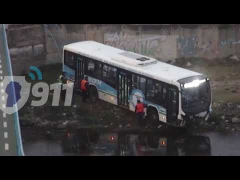 Video: el momento en que un auto choca al colectivo con pasajeros, que cae al río Suquía.