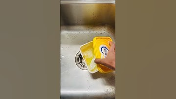 Easy hack to clean your oily containers #easyhacks #asmrsounds #asmrcleaning #trend #kitchen #shorts