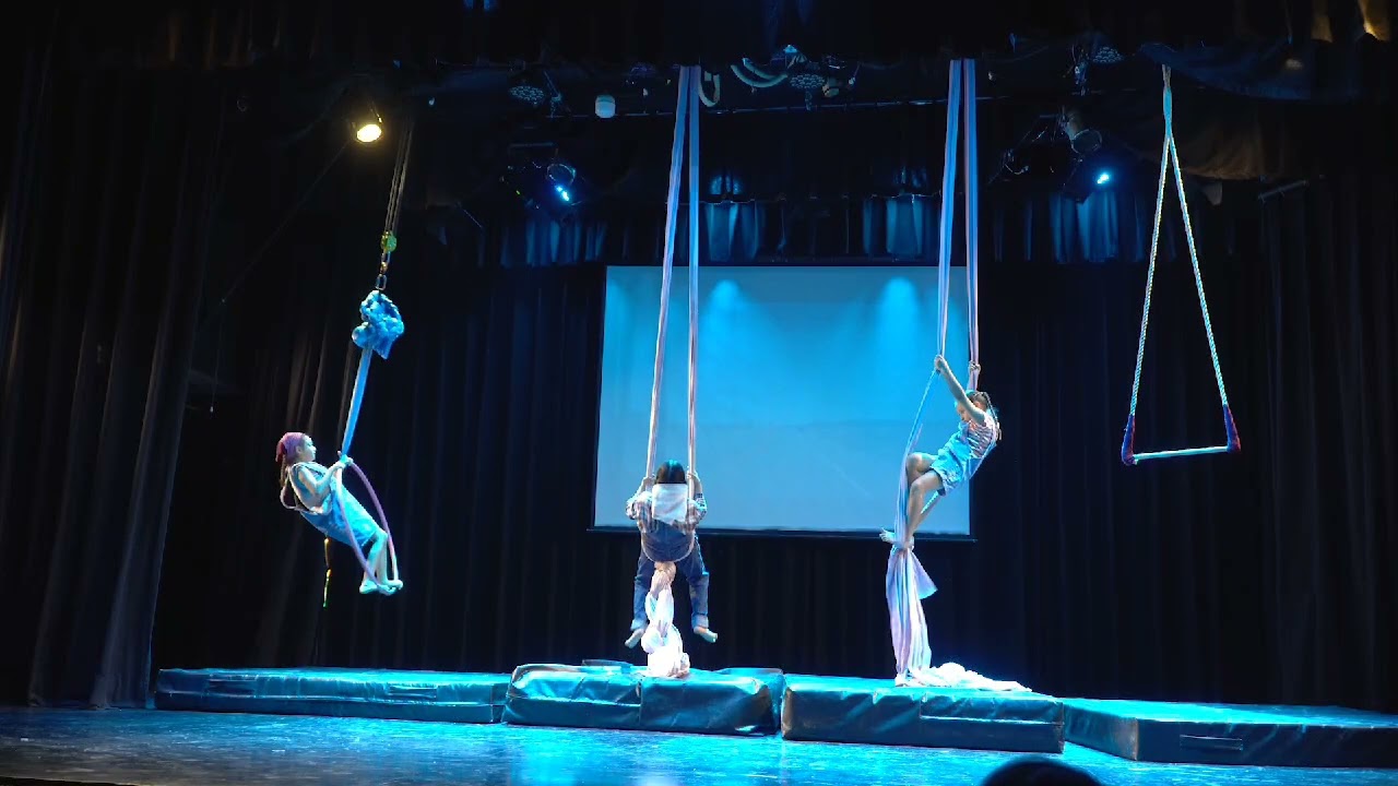 Chicos este es mi primer espectáculo xd disfruten