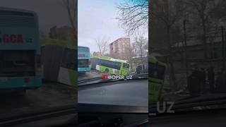 В Ташкенте автобус гармошка вылетел с дороги