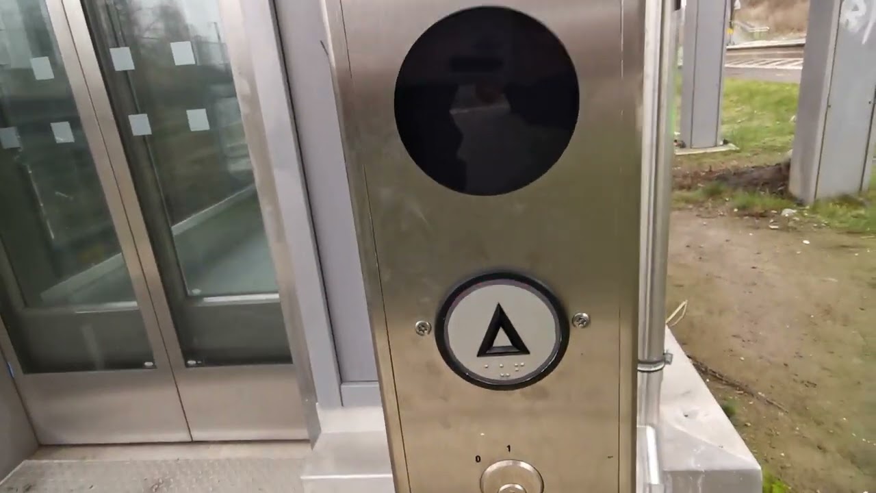 (Laute Ansagen!) 2019 Schindler Glasaufzug im Bahnhof in Dortmund-Scharnhorst.