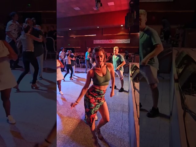 Ernesto Miari, profesor de baile cubano, de la escuela de baile La Salsa de Cuba. 
Inpartimos cursos en Gernika, Mungia,