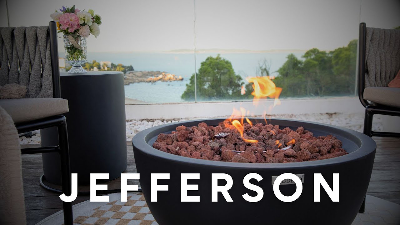 JEFFERSON fire pit with a lit fire