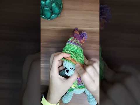 Видео: Мишка на подарок. #игрушкакрючком #crochet #шапочкабуратино
