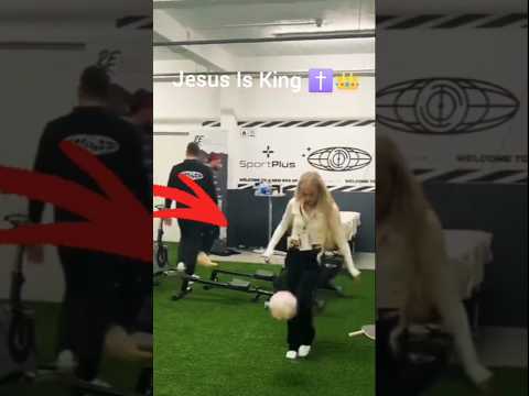 Alisha Lehmann Juggling