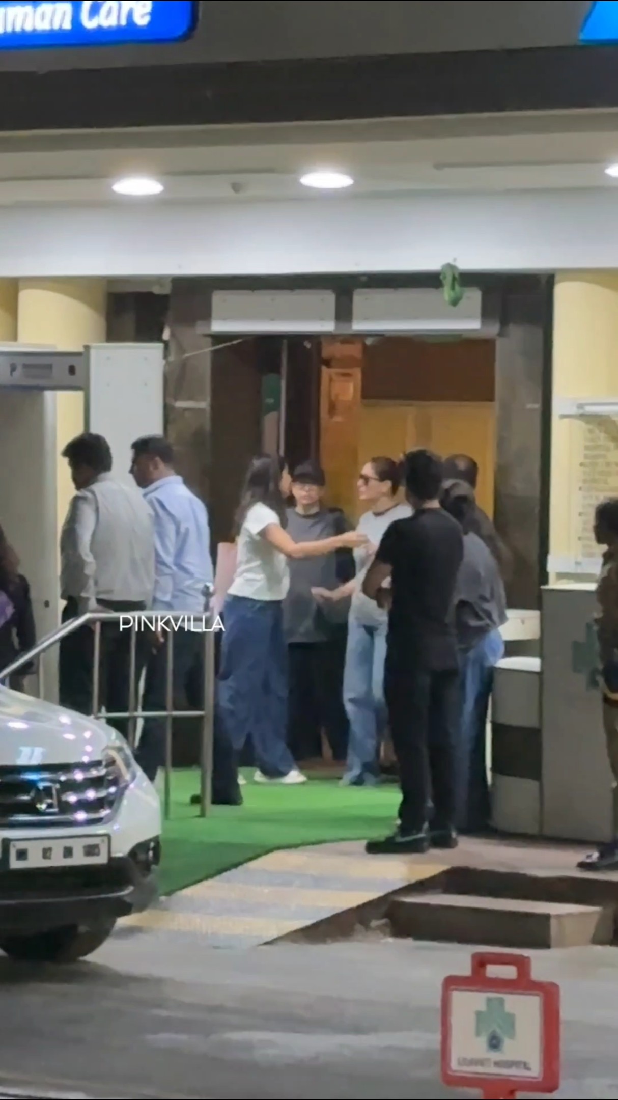 Sara Ali Khan, Kareena Kapoor Khan \u0026 Karisma Kapoor Leave After Seeing Saif Ali Khan | #shorts