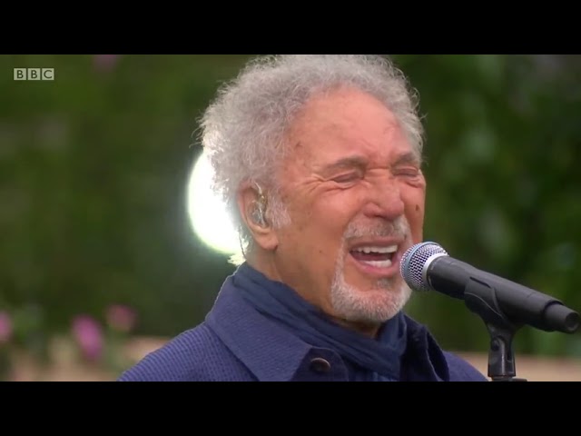 Tom Jones   I'll Never Fall In Love Again Live 2020 class=