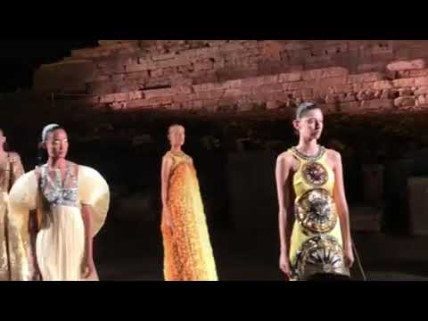 Το fashion υπερθέαμα της Μαίρης Κατράντζου στο Ναό του Ποσειδώνα