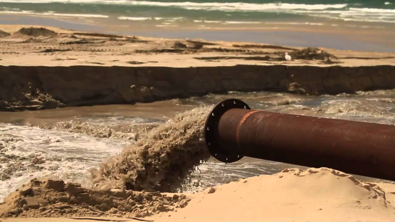 Gold Coast considering reintroducing on-beach spray facilities for