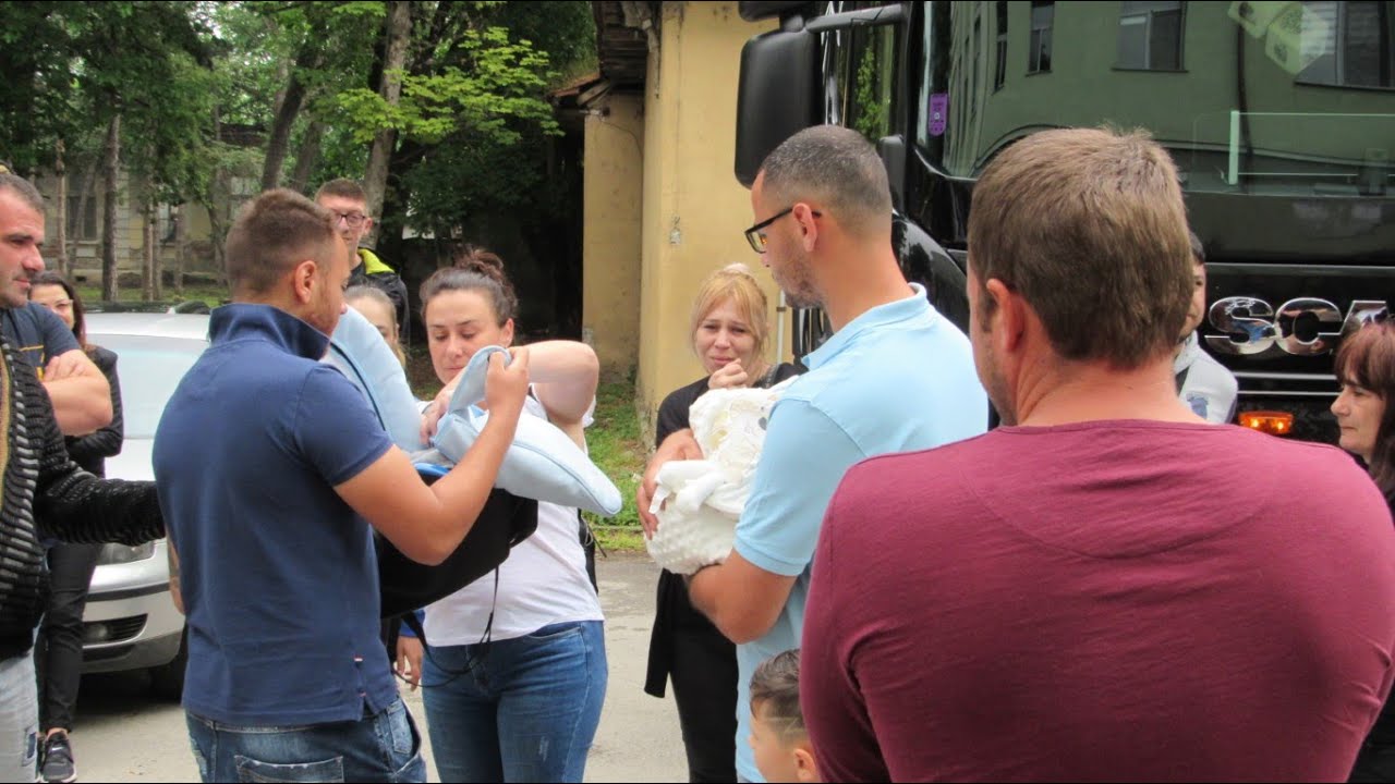 Близки и непознати се събраха за изписването на бебето на починалата родилка