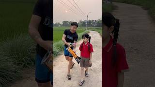 Một câu hỏi đơn giản của bố, nhưng dạy em một bài học khô...