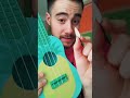 SE PODRÁ TOCAR EL UKELELE DE JUGUETE CON UNA PÚA DE MADERA?