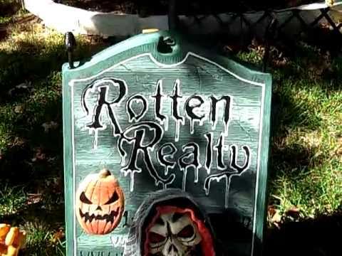 Northwest Hills Halloween House - http://rocknreal...