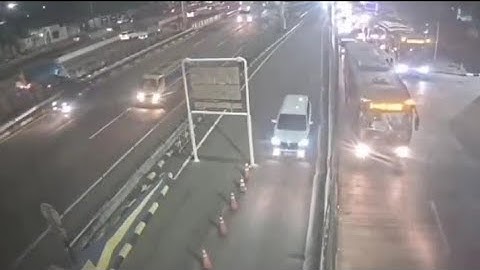 REKAMAN CCTV JALAN TOL DIMALAM HARI 