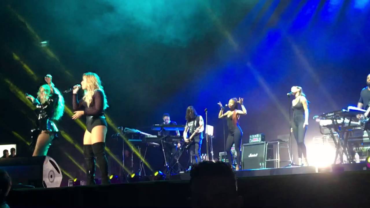 Girls Just Wanna Have Fun - Demi Lovato ft. Paulina Rubio en el Palacio de los Deportes