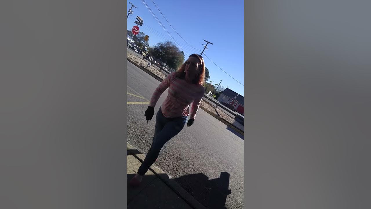 Girl cussing out truck driver - YouTube