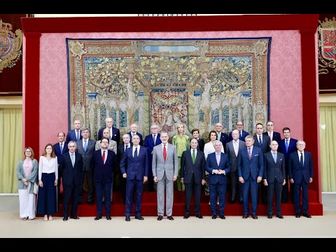 S.M. el Rey recibe a benefactores y equipo directivo de Red de Estudio de Monarqu&iacute;as Contempor&aacute;neas