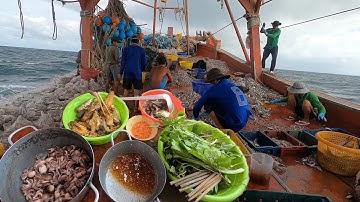 Anh Ngư Phủ #15 | Công Việc Buổi Sáng Và Bữa Cơm Trên Ghe Của Ngư Dân Cào Đôi