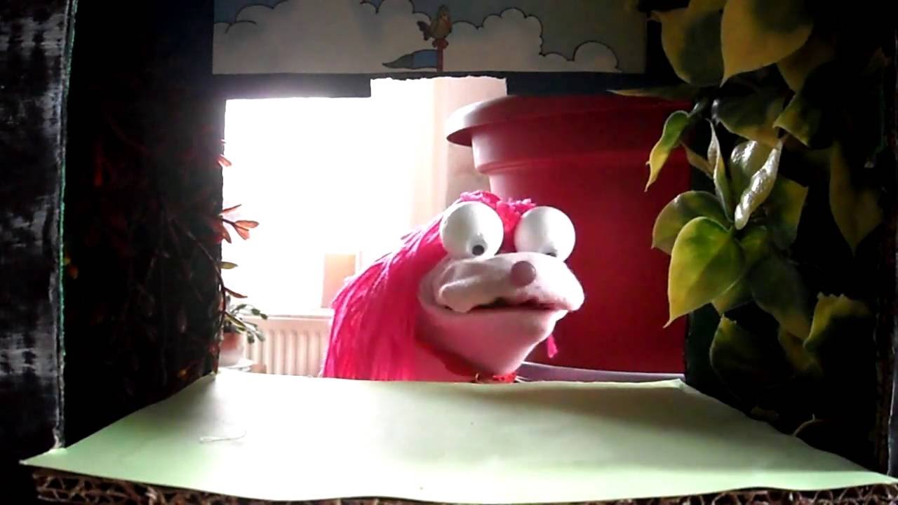 Scène de théâtre en carton et ces marionnettes chaussettes