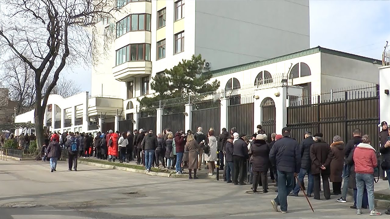 Россияне со всей Молдовы целыми семьями едут в посольство России, чтобы проголосовать на выборах