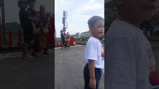 Live Nonton Kereta Api Keluar Stasiun #anak #duniaanak #keretaapi #railfan #trainfans #railway #kai