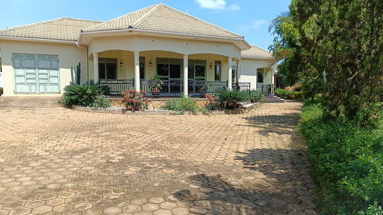 Banglow House on sale in Wakiso kakiri Kamuli on Hoima Rd ,sitted on 1.5 Acres Price 550M Shillings