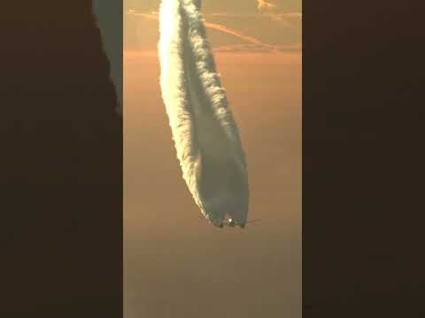 Что за белые следы оставляют самолеты в небе? ☄ Теория заговора или физика? #shorts