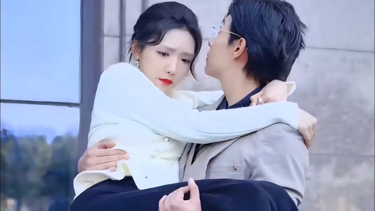 البنات كلها بتوقع على الأرض لكن بطلتنا بتوقع فحضن شاب وسيم ملخص كامل