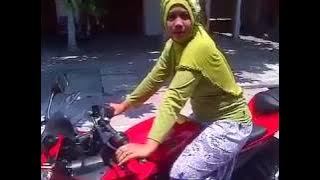 Begini ini klo Cewek Hijab naik Yamaha R15