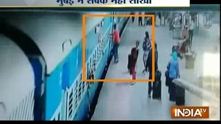 Mumbai: Careless Passengers Travelling on Roof of Train, Watch Video