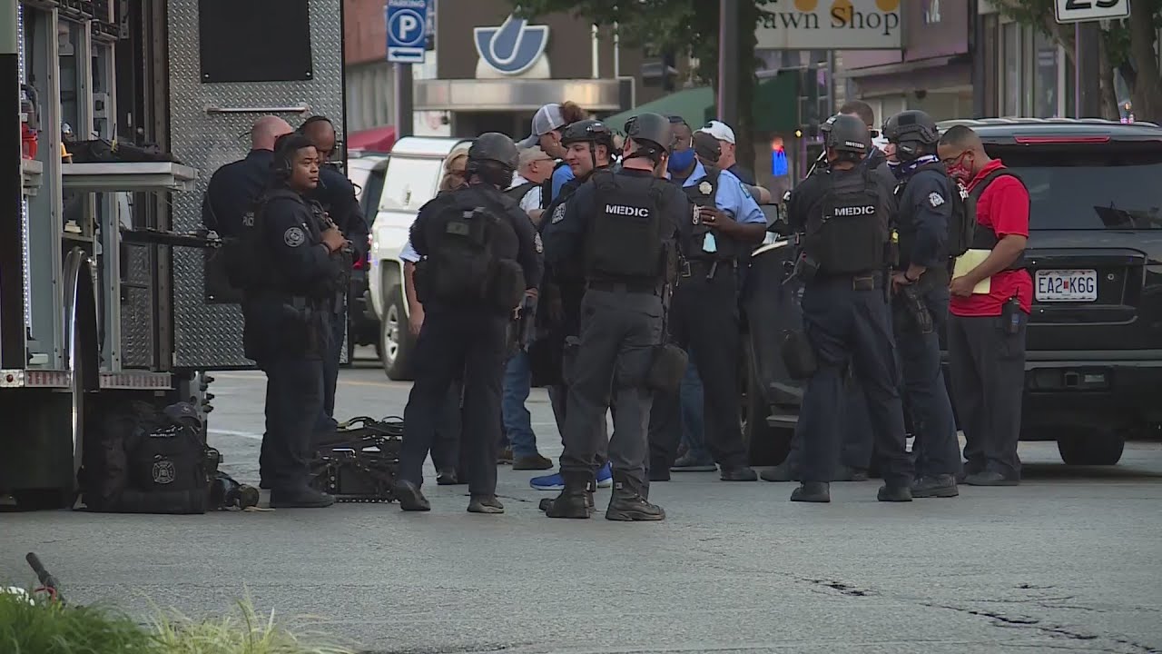 Suspect in standoff after shooting two officers in custody - YouTube