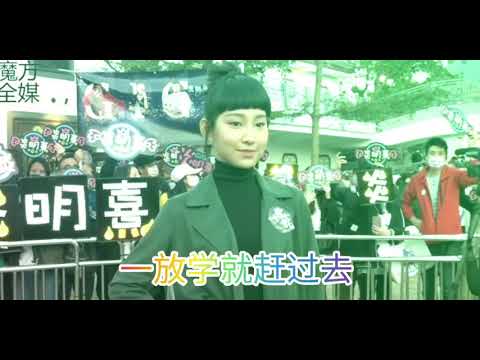 声梦传奇火星女神Gigi Yim炎明熹一放学就赶过去叱咤记招，以非常专业的精神态度接受访问，从中谈到和Chantel yiu姚焯菲及所有声梦成员🈴作拍摄青春本我的感受。学业事业两兼顾真的是很不容易啊！