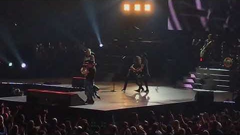 Guns And Roses y Dave Grohl haciendo 