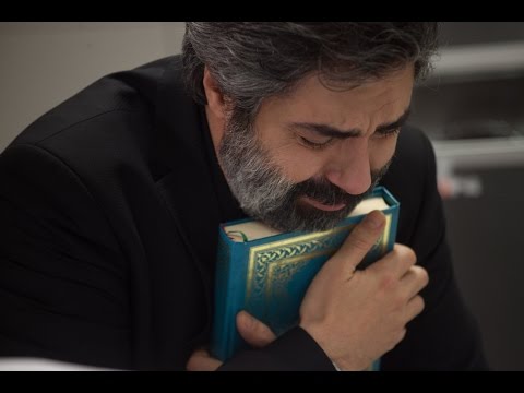 Polat Alemdar Nazife Anne'nin arkasından Kur'an okuyor...