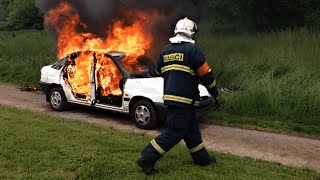 Jak hoří auto - Ukázka hašení JSDH Kostelec nad Černými lesy