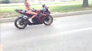 Дєвушка на мотоцикле в купальнике