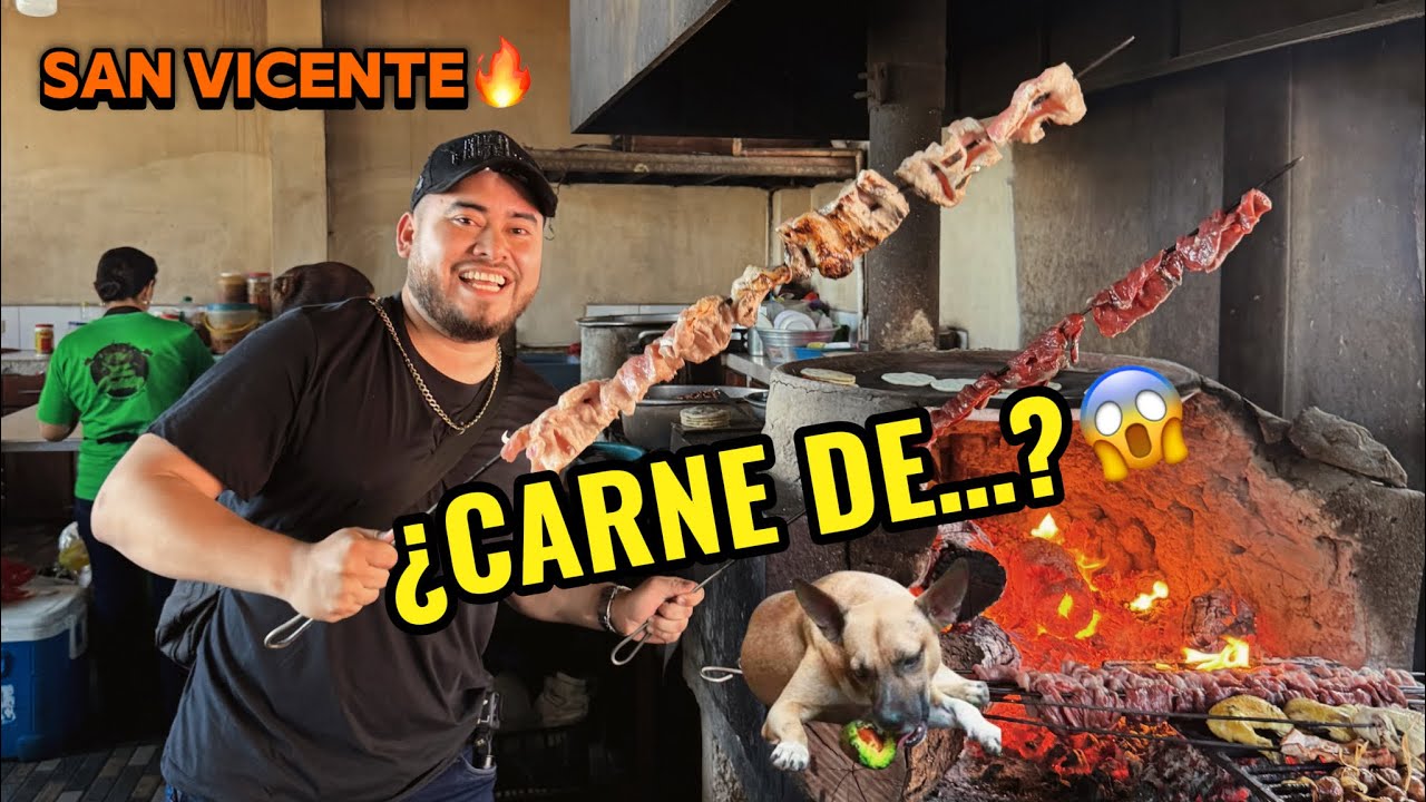 Probando la famosa carne de chucho en San Vicente 