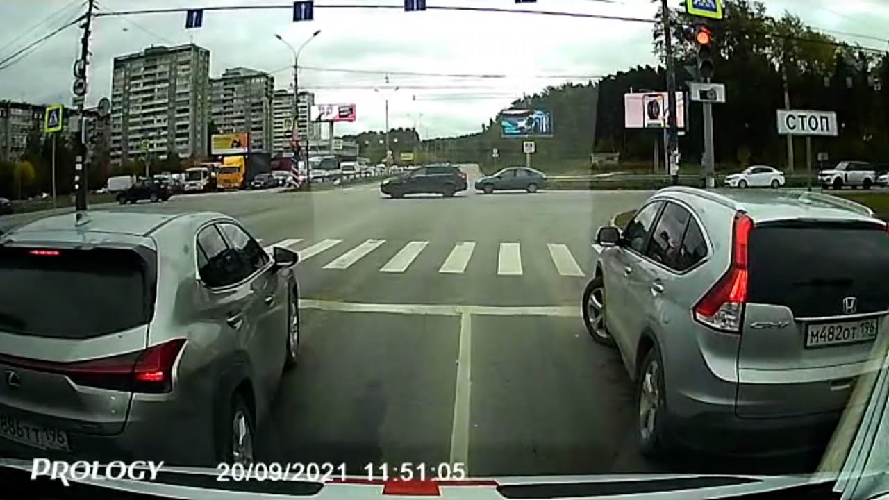 Водитель отказался пропустить скорую